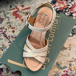 B.O.C Wedge sandals NIB 7 M champagne